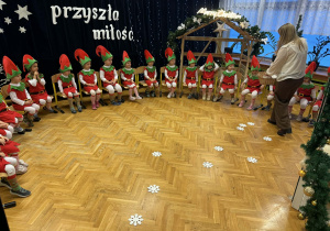 Przedstawienie świąteczne "Elfy wesołe"- grupa VII