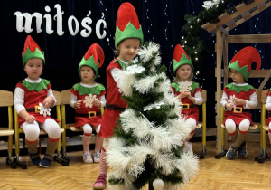 Przedstawienie świąteczne "Elfy wesołe"- grupa VII