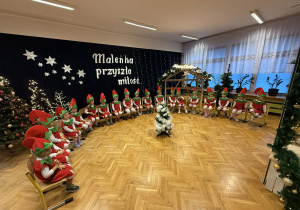 Przedstawienie świąteczne "Elfy wesołe"- grupa VII
