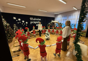 Przedstawienie świąteczne "Elfy wesołe"- grupa VII