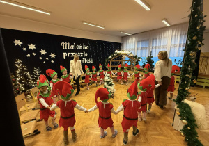Przedstawienie świąteczne "Elfy wesołe"- grupa VII