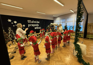 Przedstawienie świąteczne "Elfy wesołe"- grupa VII