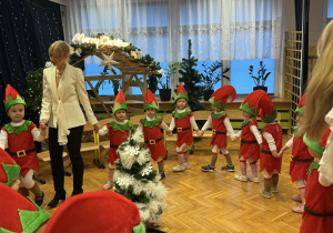 Przedstawienie świąteczne "Elfy wesołe"- grupa VII