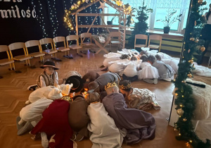 "Maleńka przyszła Miłość..."- Jasełka w gr. VI
