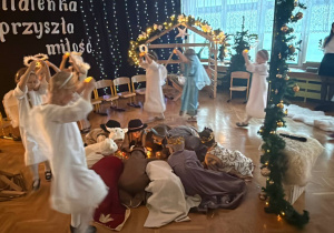 "Maleńka przyszła Miłość..."- Jasełka w gr. VI