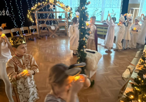 "Maleńka przyszła Miłość..."- Jasełka w gr. VI