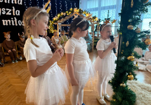 "Maleńka przyszła Miłość..."- Jasełka w gr. VI