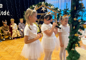 "Maleńka przyszła Miłość..."- Jasełka w gr. VI