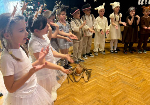 "Maleńka przyszła Miłość..."- Jasełka w gr. VI