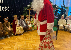 "Maleńka przyszła Miłość..."- Jasełka w gr. VI