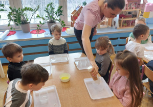 ,,Zimowe eksperymenty” - Innowacyjne Warsztaty Edukacyjne z KidsLab Konin w grupie V