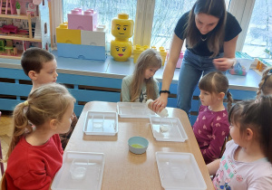 ,,Zimowe eksperymenty” - Innowacyjne Warsztaty Edukacyjne z KidsLab Konin w grupie V
