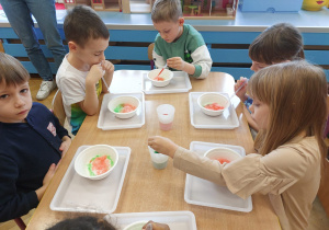 ,,Zimowe eksperymenty” - Innowacyjne Warsztaty Edukacyjne z KidsLab Konin w grupie V