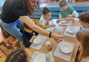 ,,Zimowe eksperymenty” - Innowacyjne Warsztaty Edukacyjne z KidsLab Konin w grupie V