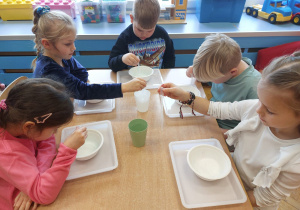 ,,Zimowe eksperymenty” - Innowacyjne Warsztaty Edukacyjne z KidsLab Konin w grupie V