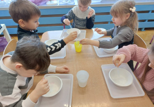 ,,Zimowe eksperymenty” - Innowacyjne Warsztaty Edukacyjne z KidsLab Konin w grupie V