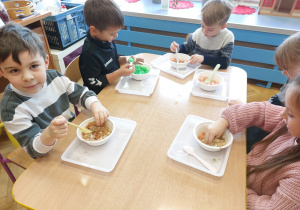 ,,Zimowe eksperymenty” - Innowacyjne Warsztaty Edukacyjne z KidsLab Konin w grupie V