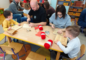 "Serduszko dla Babć i Dziadków"- warsztaty z rodzicami w grupie II