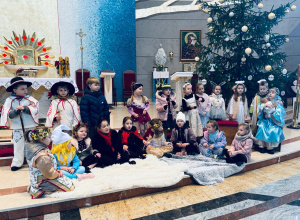 Świąteczny Czas: Niezapomniane Jasełka w Kościele w wykonaniu grupy IV”