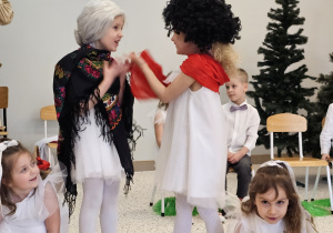 „Dla Dziadka i Babci prześlę dziś buziaczki, słodkie czekoladki…” - grupa X