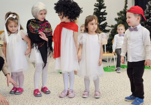 „Dla Dziadka i Babci prześlę dziś buziaczki, słodkie czekoladki…” - grupa X