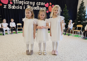 „Dla Dziadka i Babci prześlę dziś buziaczki, słodkie czekoladki…” - grupa X