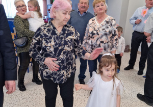 „Dla Dziadka i Babci prześlę dziś buziaczki, słodkie czekoladki…” - grupa X