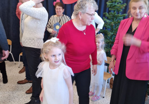 „Dla Dziadka i Babci prześlę dziś buziaczki, słodkie czekoladki…” - grupa X