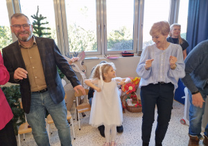 „Dla Dziadka i Babci prześlę dziś buziaczki, słodkie czekoladki…” - grupa X