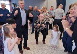 „Dla Dziadka i Babci prześlę dziś buziaczki, słodkie czekoladki…” - grupa X