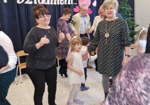 „Dla Dziadka i Babci prześlę dziś buziaczki, słodkie czekoladki…” - grupa X