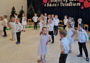 „Dla Dziadka i Babci prześlę dziś buziaczki, słodkie czekoladki…” - grupa X