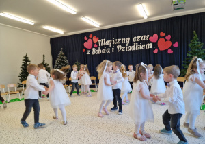 „Dla Dziadka i Babci prześlę dziś buziaczki, słodkie czekoladki…” - grupa X