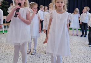 „Dla Dziadka i Babci prześlę dziś buziaczki, słodkie czekoladki…” - grupa X