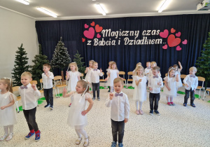 „Dla Dziadka i Babci prześlę dziś buziaczki, słodkie czekoladki…” - grupa X