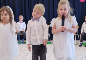 „Dla Dziadka i Babci prześlę dziś buziaczki, słodkie czekoladki…” - grupa X