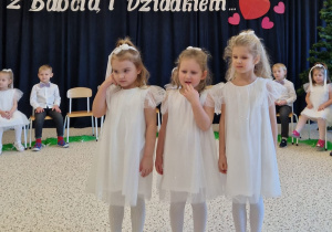 „Dla Dziadka i Babci prześlę dziś buziaczki, słodkie czekoladki…” - grupa X