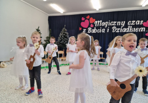 „Dla Dziadka i Babci prześlę dziś buziaczki, słodkie czekoladki…” - grupa X