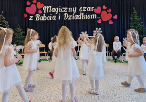 „Dla Dziadka i Babci prześlę dziś buziaczki, słodkie czekoladki…” - grupa X