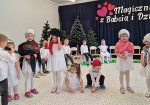 „Dla Dziadka i Babci prześlę dziś buziaczki, słodkie czekoladki…” - grupa X