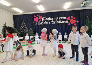 „Dla Dziadka i Babci prześlę dziś buziaczki, słodkie czekoladki…” - grupa X