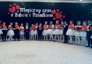 „Wzruszające Spotkanie Pokoleń: Dzień Babci i Dziadka w Grupie IV”