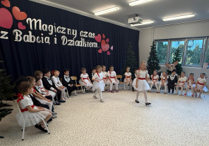 „Wzruszające Spotkanie Pokoleń: Dzień Babci i Dziadka w Grupie IV”