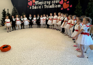 „Wzruszające Spotkanie Pokoleń: Dzień Babci i Dziadka w Grupie IV”