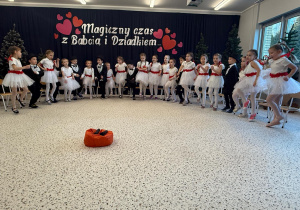 „Wzruszające Spotkanie Pokoleń: Dzień Babci i Dziadka w Grupie IV”