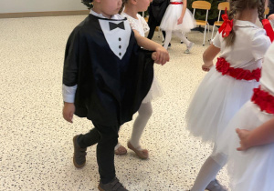 „Wzruszające Spotkanie Pokoleń: Dzień Babci i Dziadka w Grupie IV”