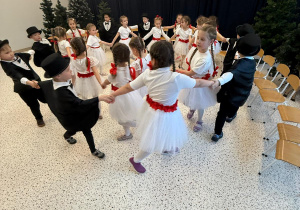 „Wzruszające Spotkanie Pokoleń: Dzień Babci i Dziadka w Grupie IV”