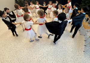 „Wzruszające Spotkanie Pokoleń: Dzień Babci i Dziadka w Grupie IV”