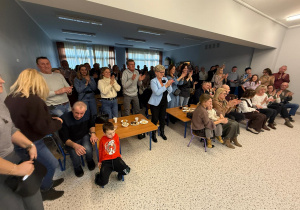 „Wzruszające Spotkanie Pokoleń: Dzień Babci i Dziadka w Grupie IV”