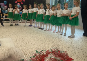 „Wspomnienia, które łączą pokolenia...”- Dzień Babci i Dziadka w grupie VI